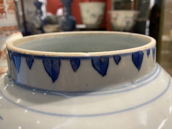 Een Chinese blauw-witte dekselvaas met floraal decor, Transitie periode